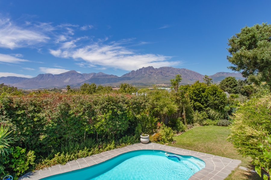 5 Bedroom Property for Sale in Uitsig Western Cape